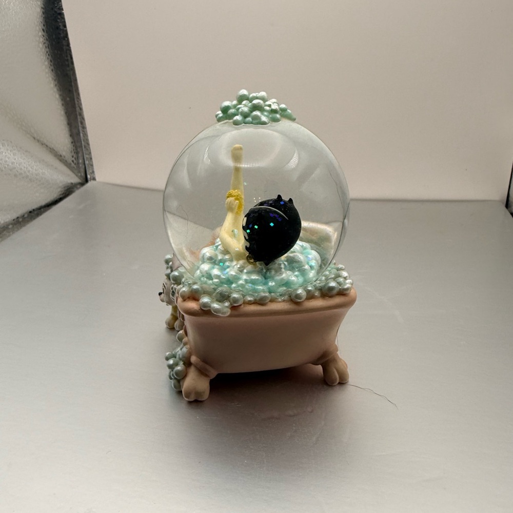 Betty Boop Bubble Bath Snowglobe - Picture 2 of 6